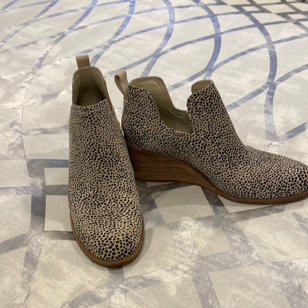 Tom's Wedge booties